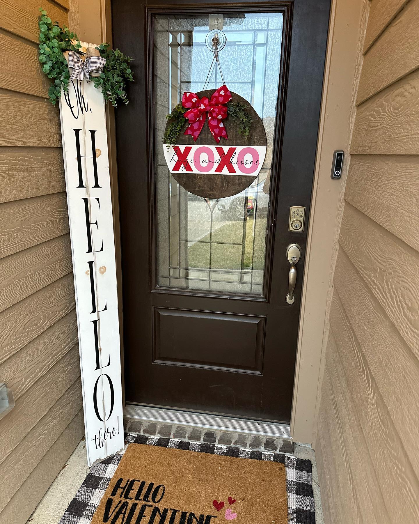 XOXO Valentine door hanger